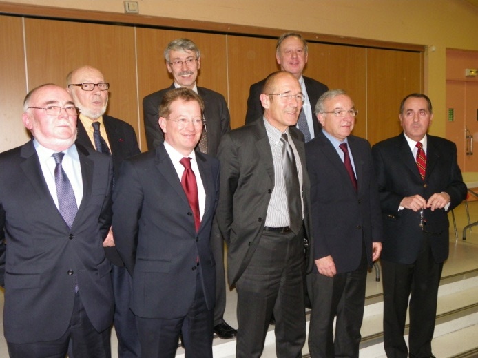 De gauche �  droite : Christian ROUSSEL, Président du syndicat mixte du Pays interrégional Bresle-Yères, Didier MARIE, Président du Département de la Seine-Maritime, Alain LE VERN, Président de la Région Haute-Normandie, Claude GEWERC, Président de la Région Picardie, Michel DELPUECH, Préfet de la Région Picardie, Préfet de la Somme, Claude VIALARET, Maire de Blangy-sur-Bresle, François HAMET, Secrétaire Général aux affaires régionales de Haute-Normandie, Christian MANABLE, Président du Département de la Somme.